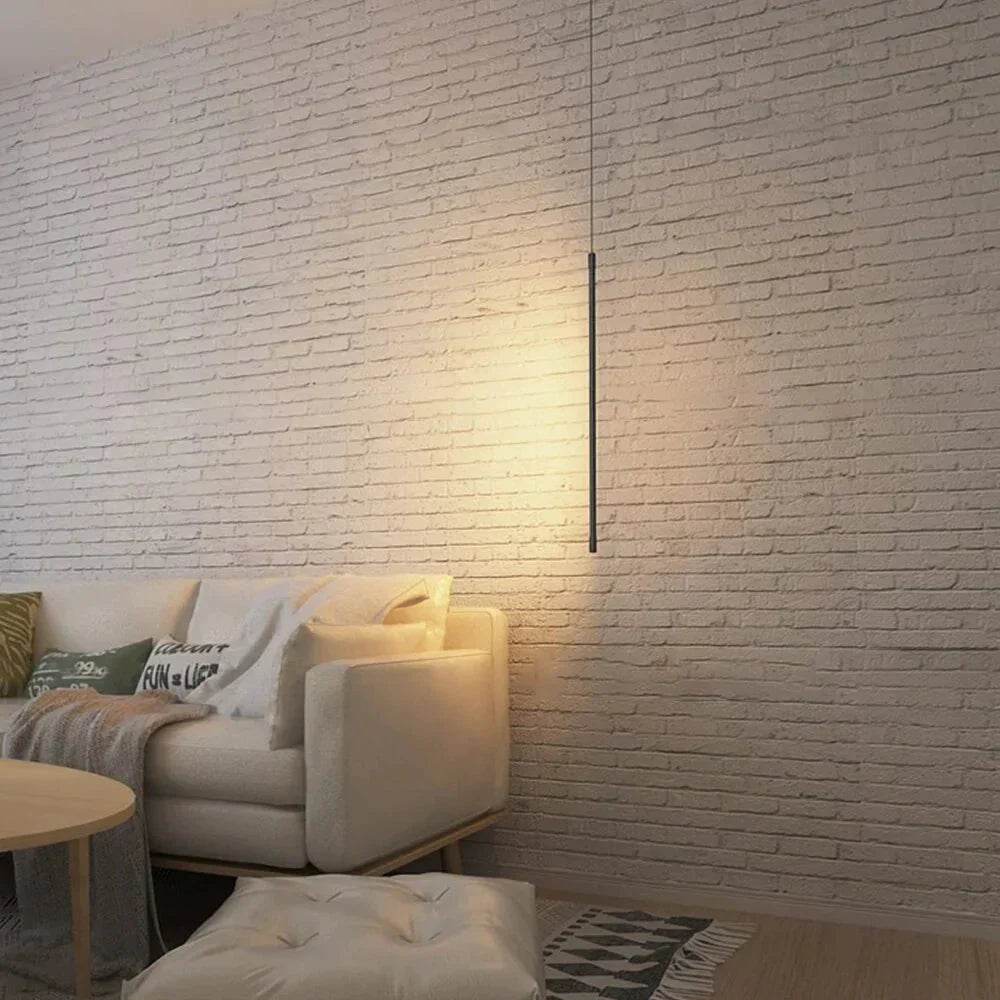 Auffällige geometrische LED-Deckenleuchte in Schwarz. Ideal als moderne Pendelleuchte über einem Esstisch.