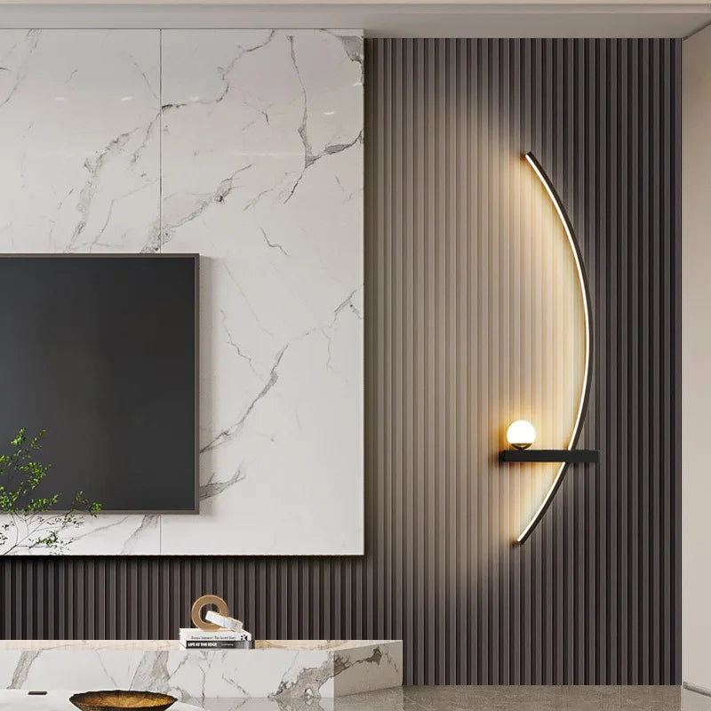 Elegante goldene LED-Wandleuchte, dimmbar, moderne Innenbeleuchtung für ein warmes Schlafzimmer-Ambiente.