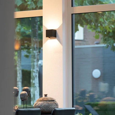 Weiße LED-Wandlampe, modern für Innenbeleuchtung, Büro oder Wohnraum. Energieeffizientes, indirektes Licht.