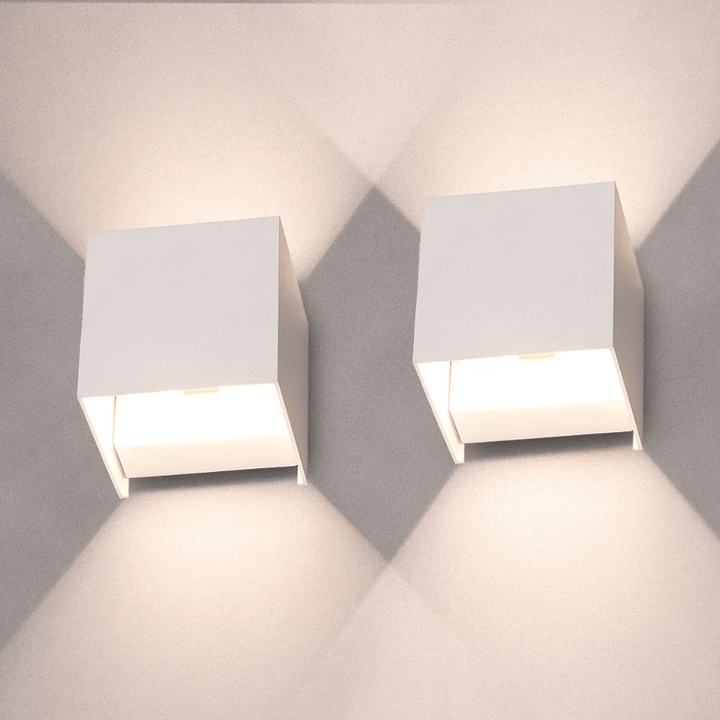 Moderne, minimalistische LED-Wandleuchte in Schwarz. Perfekte Innenbeleuchtung für Flur oder Schlafzimmer.