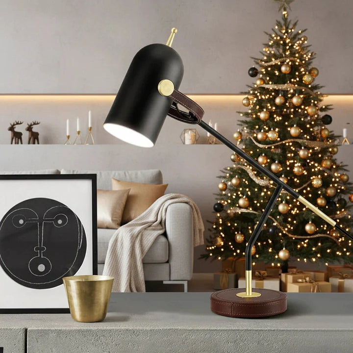 Minimalistische LED-Tischlampe aus Metall, ideal als Leselampe für Schreibtisch oder Nachttisch.