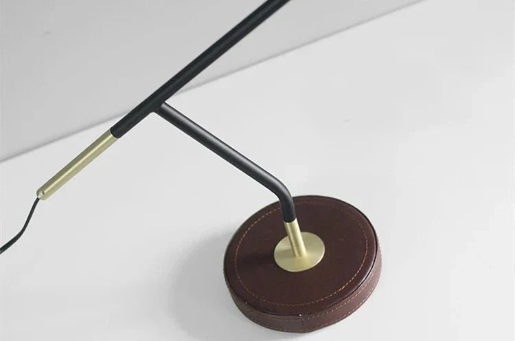 Stylische schwarze LED-Schreibtischlampe aus Metall, ideal für produktives Lesen und Arbeiten.