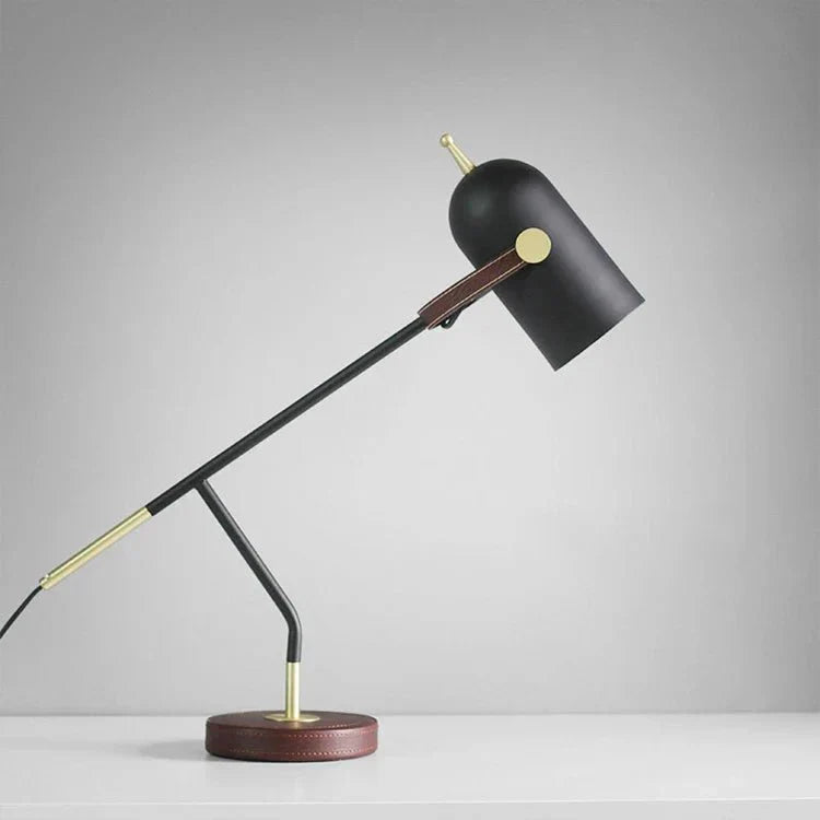Elegante Metall-Nachttischlampe mit E27 LED für ein warmes Licht im Schlafzimmer oder Wohnzimmer.