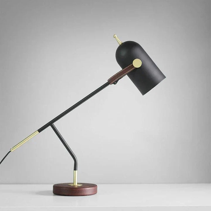 Elegante Metall-Nachttischlampe mit E27 LED für ein warmes Licht im Schlafzimmer oder Wohnzimmer.