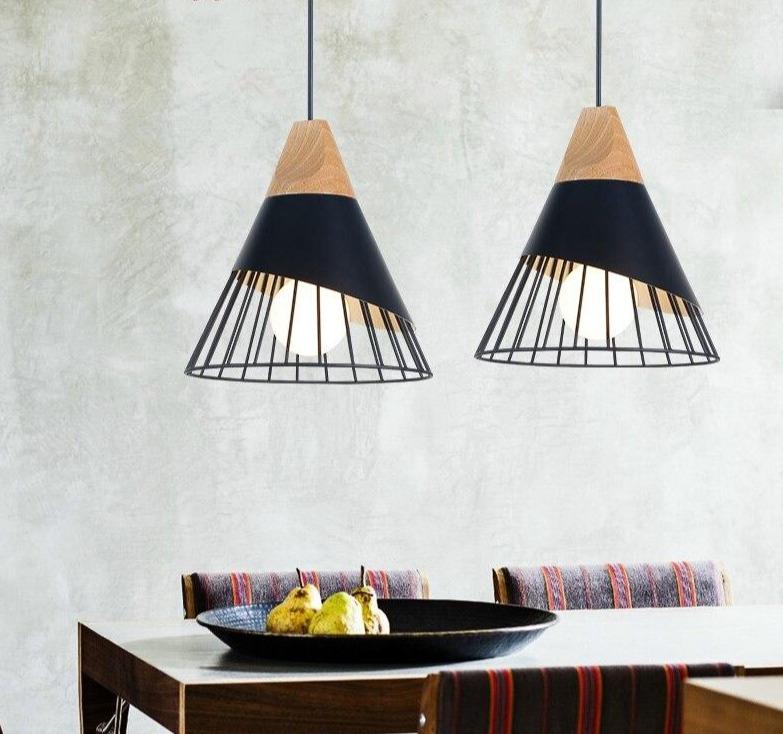 Minimalistische Pendelleuchte, E27-Fassung. Eisenabdeckung, perfekt für moderne Wohn- und Essbereiche in Weiß.