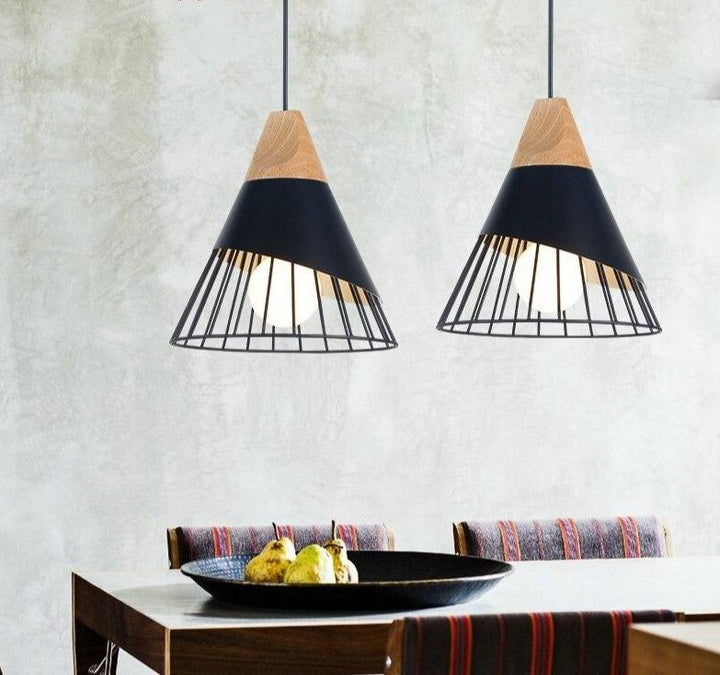 Minimalistische Pendelleuchte, E27-Fassung. Eisenabdeckung, perfekt für moderne Wohn- und Essbereiche in Weiß.
