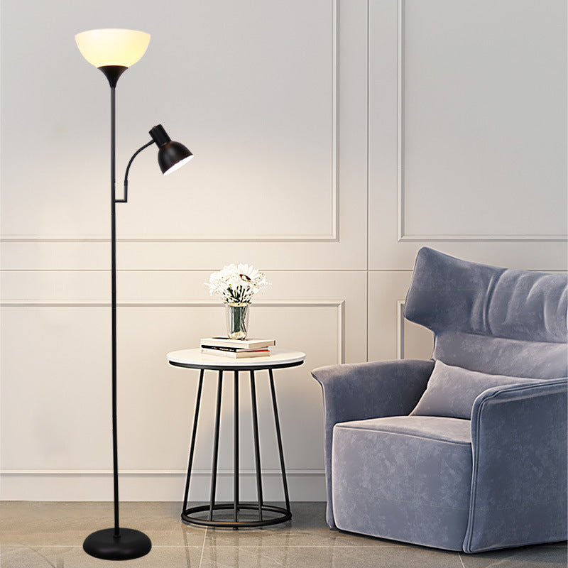 Elegante minimalistische goldene Stehlampe mit Doppelleuchte für moderne Innenbeleuchtung.