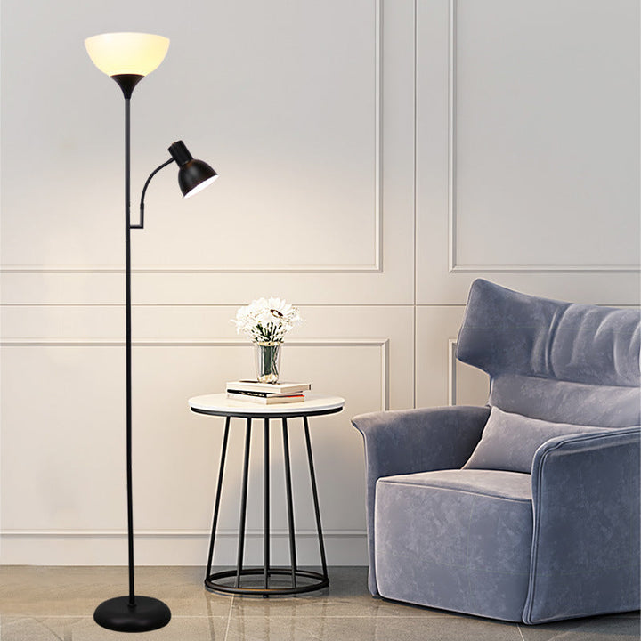 Elegante minimalistische goldene Stehlampe mit Doppelleuchte für moderne Innenbeleuchtung.
