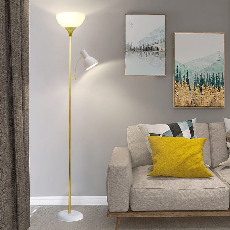 Stilvolle schwarze LED-Stehlampe mit Doppelleuchte als Leselampe, passt in modernes Wohnzimmer.