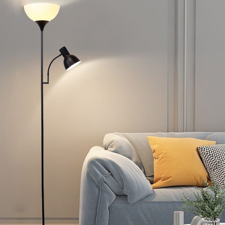 Goldene Stehlampe mit Doppelleuchte, minimalistisches Design, perfekt als Wohnzimmerlampe & Akzentlicht.