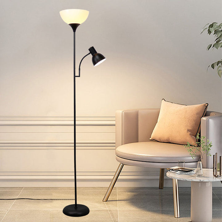 Detailansicht: Elegante Doppelleuchte einer modernen Stehlampe aus minimalistischem Eisen.