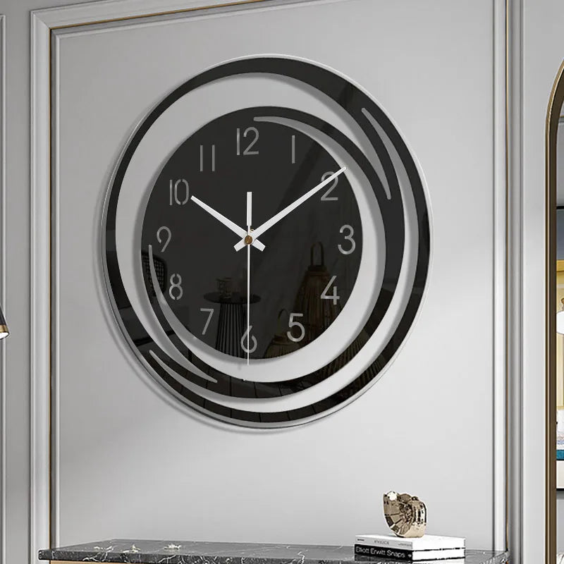 Elegante schwarze Wanduhr für Schlafzimmer und Wohnzimmer. Geräuschlose Uhr im modernen, minimalistischen Stil.