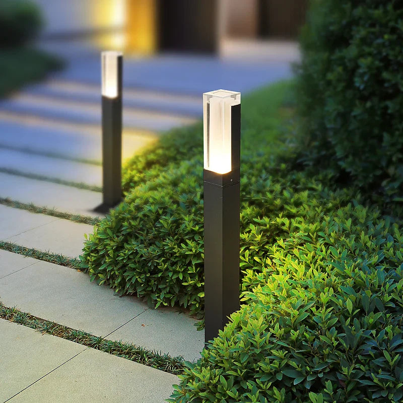 Moderne schwarze, wasserdichte LED-Gartenleuchte für effektive Außenbeleuchtung im Garten und auf der Terrasse.
