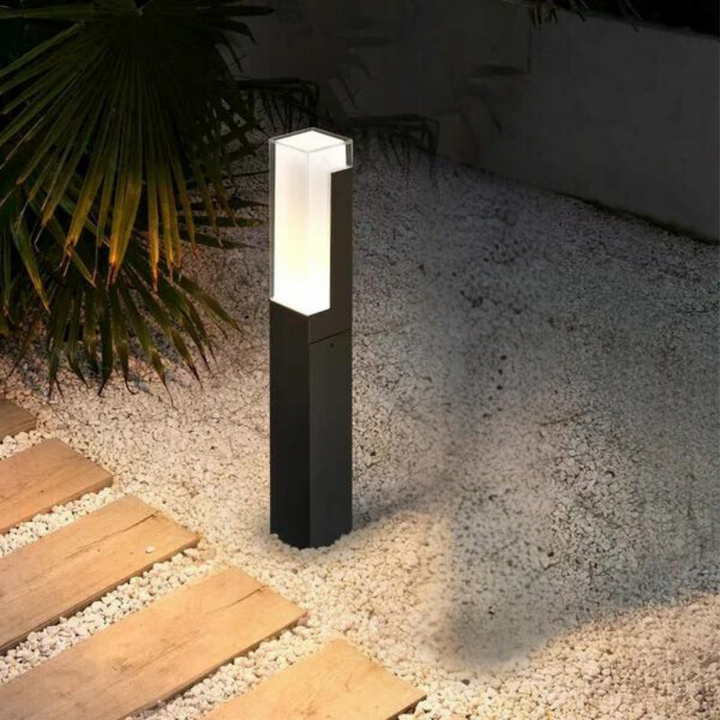 Stilvolle schwarze, wasserdichte LED-Außenleuchte für helle und energieeffiziente Gartenbeleuchtung.