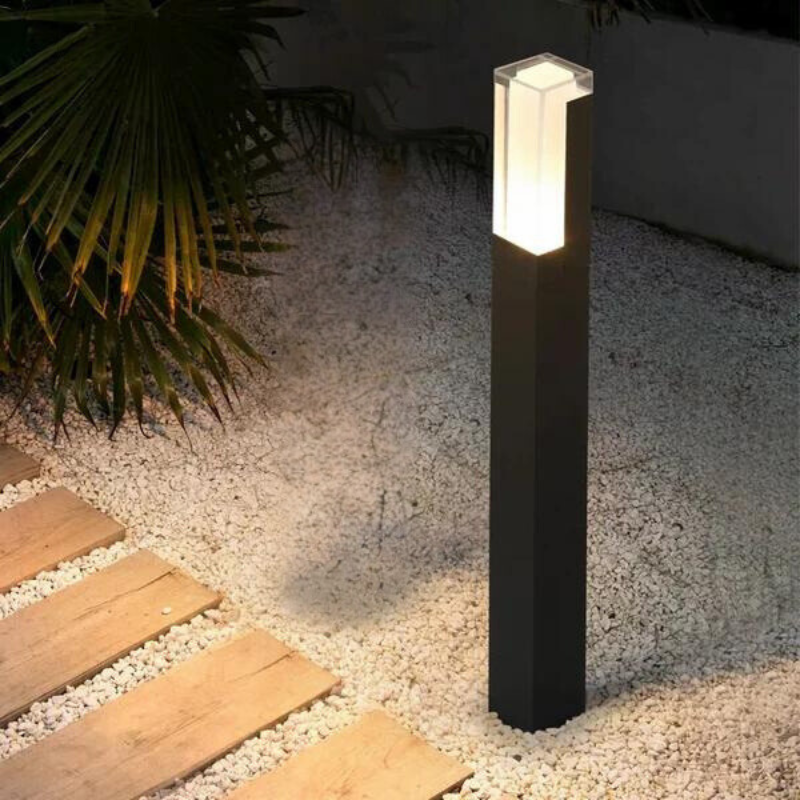 Wasserdichte, moderne schwarze LED-Gartenleuchte, ideal für stimmungsvolle und sichere Außenbeleuchtung.