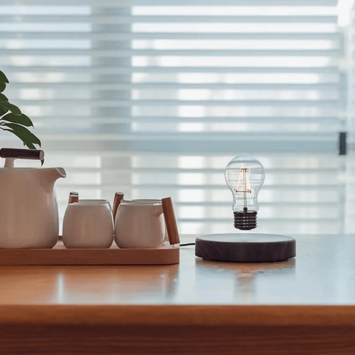Schwebende LED-Bürolampe mit modernem Design und Touch-Steuerung, ideal als energieeffiziente Arbeitsplatzbeleuchtung.