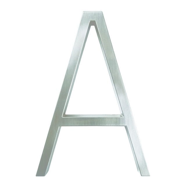 Detail einer modernen silbernen Hausnummer "42", hochwertige Verarbeitung für den Außenbereich.