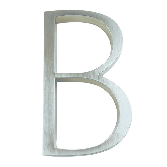 Silberne Hausnummer "0" als Teil eines Ensembles, klares, modernes Design für jede Adresse.