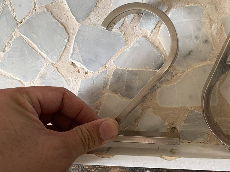 Hochwertige, silberne Adresszahl "23" im modernen Stil, ideal für Fassaden und Eingangsbereiche.