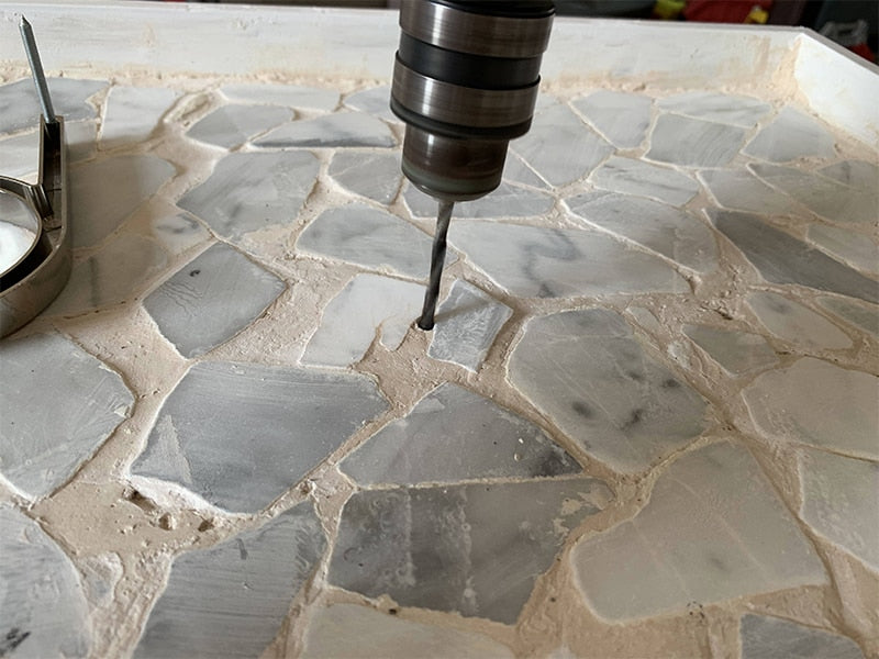 Moderne, silberne Hausnummer "24/7" für den Außenbereich, inklusive Trennzeichen, klares Design.
