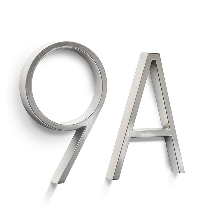Installierte moderne Hausnummer "123" aus Silber, perfekt sichtbar für jede Hauswand.
