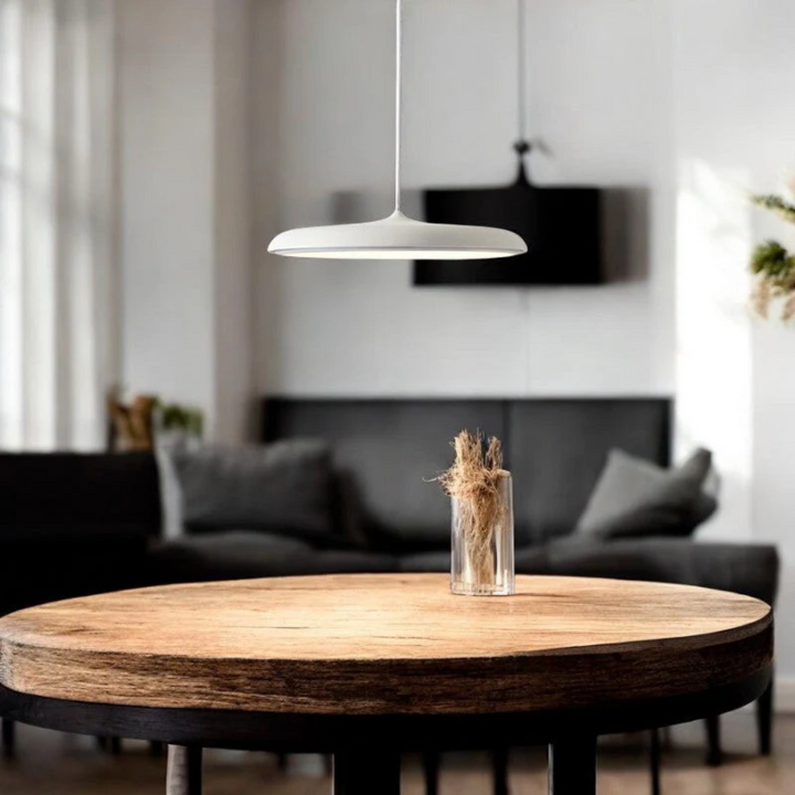 Skandinavische Pendelleuchte mit warmweißer LED Beleuchtung, schafft gemütliches Ambiente in Wohn- & Esszimmer.