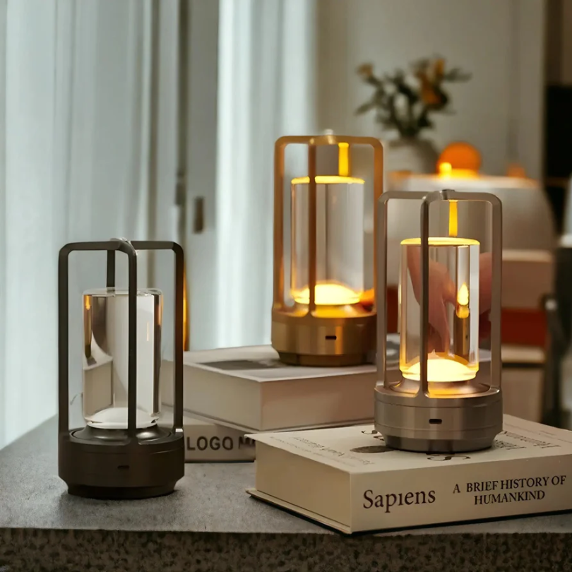 Elegante kabellose LED-Tischlampe aus Metall & Kristall, skandinavisch, dimmbar für stilvolle Innenbeleuchtung.