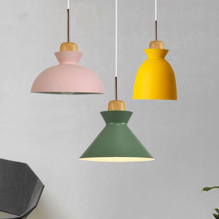 Weiße skandinavische Pendelleuchte, modernes Design, Hängelampe für helle Innenräume.