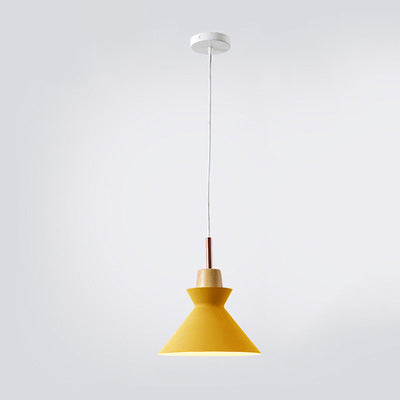 Ambientebeleuchtung mit skandinavischer Pendelleuchte. Modernes Design, farbig, für gemütliche Abende.