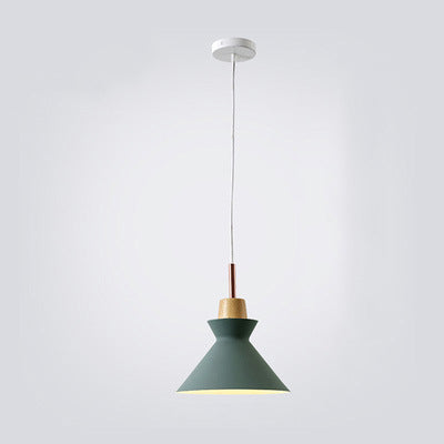 Konische moderne Pendelleuchte, skandinavisches Design. Elegante Hängelampe für Ess- und Wohnbereich.