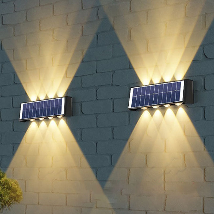 Moderne LED-Fassadenlampe, solarbetrieben, wasserdicht IP56, für anspruchsvolle Außenbereiche.