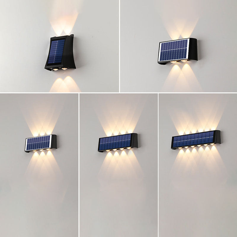 Schwarze Solar-Außenlampe, modern, IP56, ideal für Gehwege und Hauseingänge.