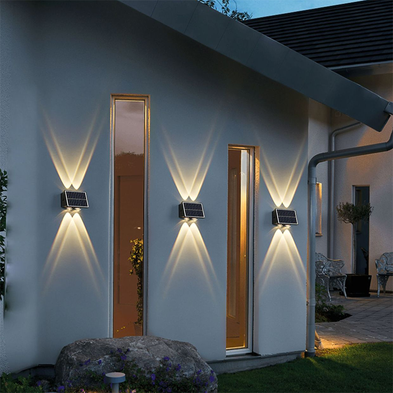 Wasserdichte Solar-Außenleuchte, schwarz, minimalistisch, für Hauswand & Garten.