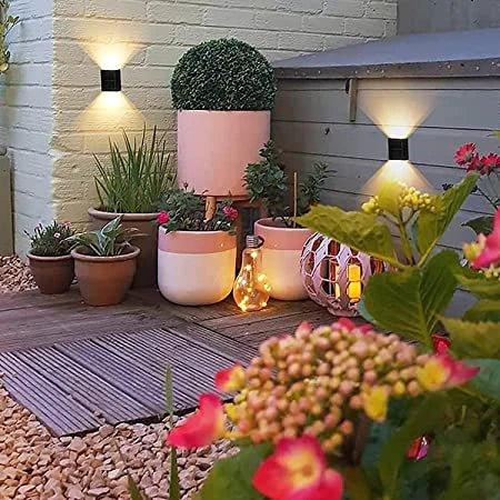 Robuste Solar-Wandleuchte, wetterfest, kabellos, LED. Sorgt für helle und sichere Beleuchtung im Garten und am Haus.