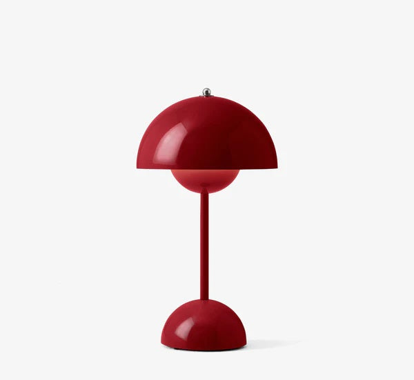 Elegante Blumenpott-Tischlampe, akkubetrieben, schafft besondere Momente.