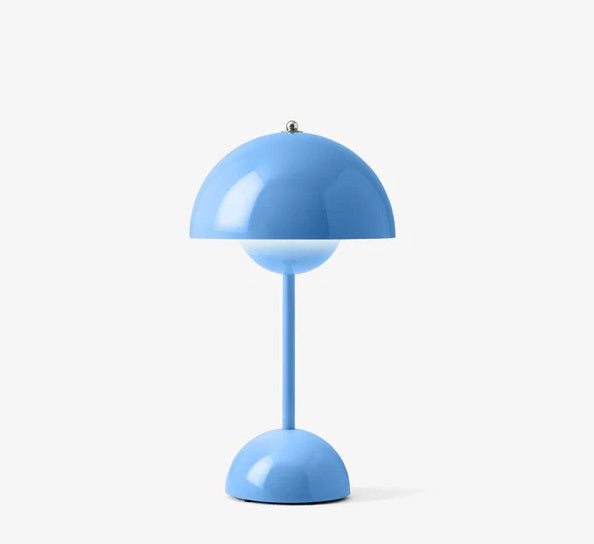 Akku-LED-Tischlampe im Blumenpott-Design, flexibel einsetzbar im Garten.
