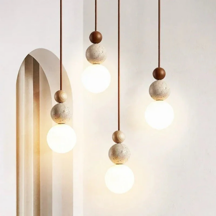 Exklusive Hängelampe: Bringt natürliche Ästhetik und modernes Design ins Esszimmer.