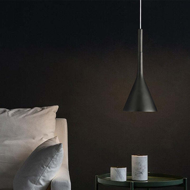 Elegante LED-Pendelleuchte Trionda, dreieckige Hängeleuchte als Blickfang in Esszimmern.