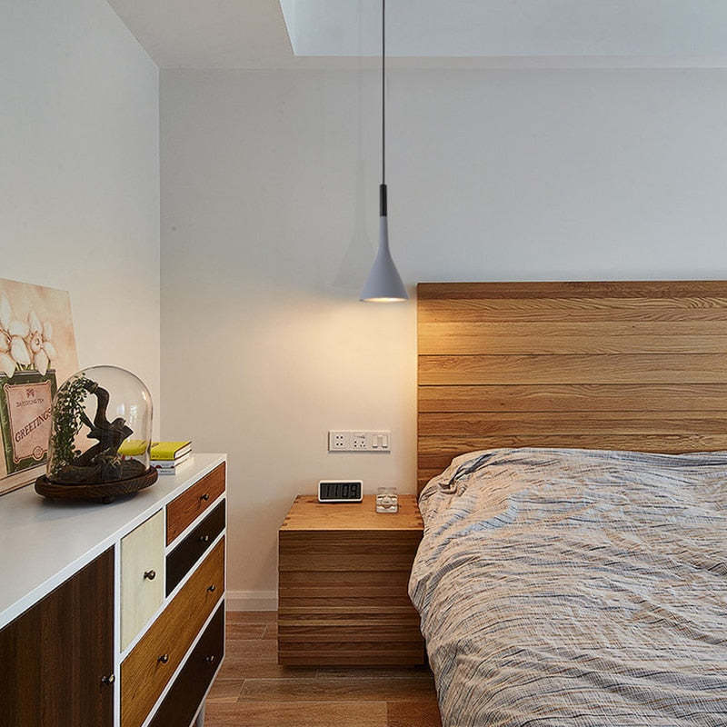 Zeitlose Trionda LED-Hängeleuchte in Dreiecksform, perfekte Deckenlampe für Essbereiche.