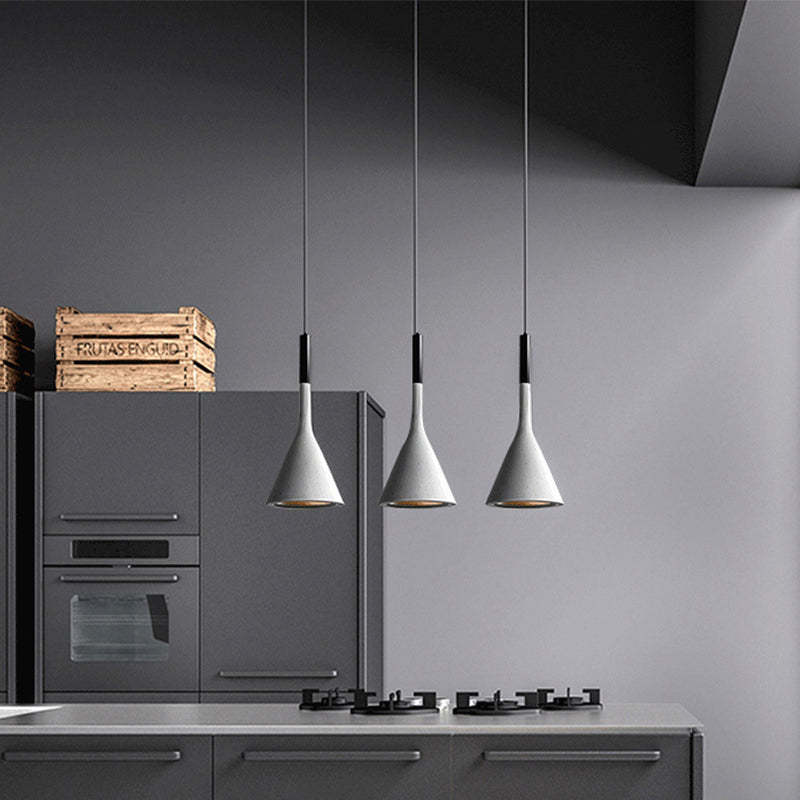 Elegante Trionda Deckenlampe in Dreiecksform, moderne LED-Beleuchtung für ein zeitgemäßes Interieur.