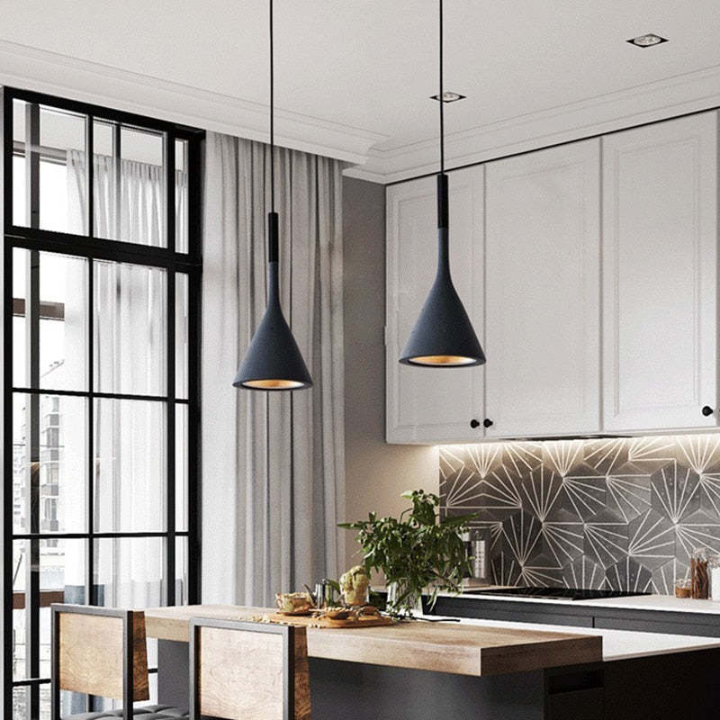 Design-Hängeleuchte Trionda: Dreieckige LED-Pendelleuchte, perfekt für Wohnzimmer & Schlafzimmer.