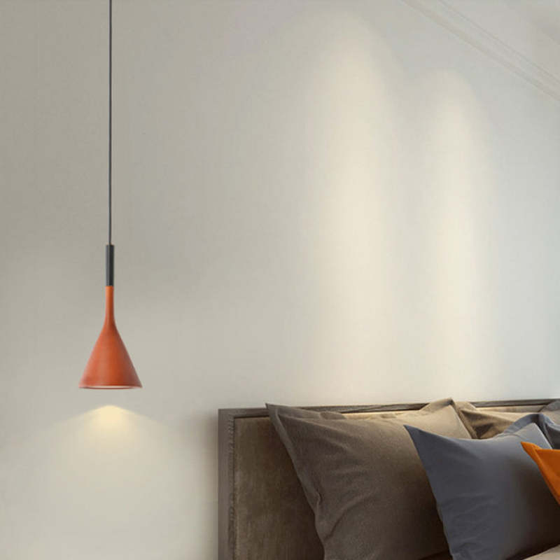 Trionda: Moderne Dreieck-Hängeleuchte, LED-Deckenlampe für ein stilvolles Ambiente zuhause.