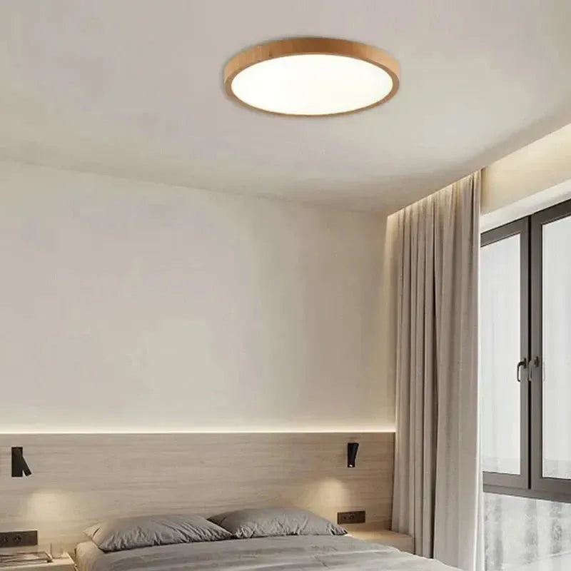 Moderne, ultradünne LED-Deckenleuchte in Kreisform mit eleganter Holzoptik. Skandinavisches, energieeffizientes Design.