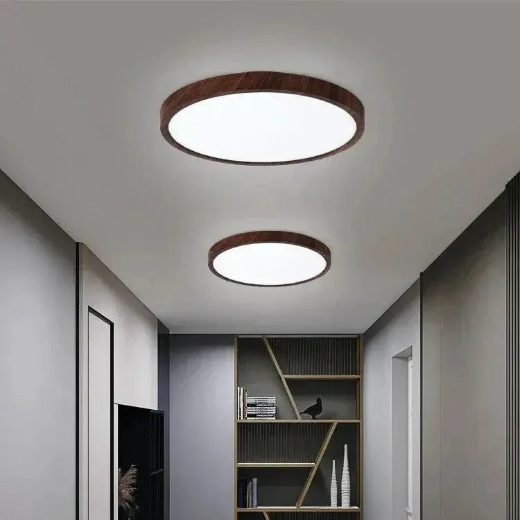 Energieeffiziente, ultradünne LED-Deckenleuchte im skandinavischen Stil. Kreislampe in Holzoptik für Flure.