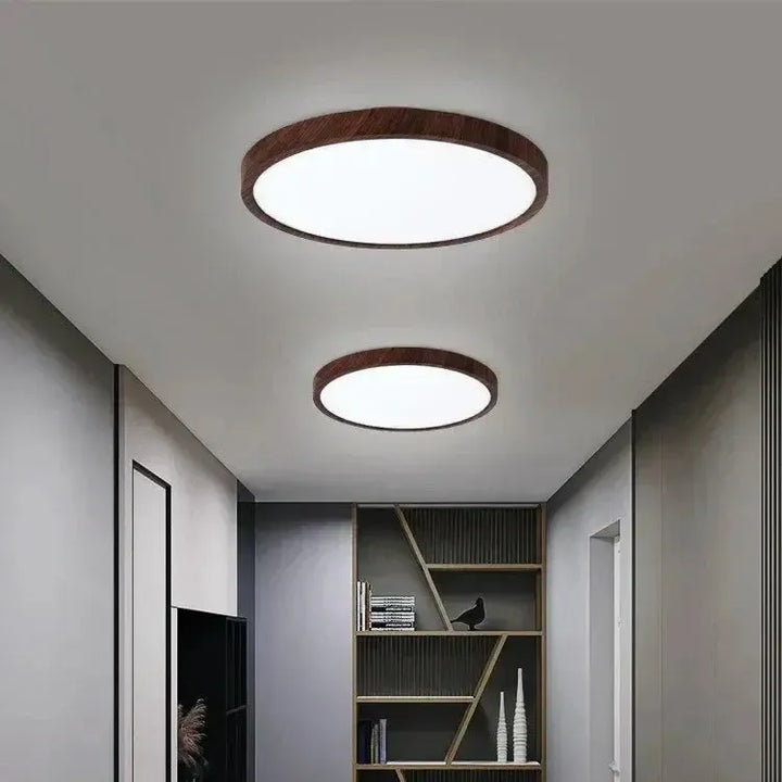 Energieeffiziente, ultradünne LED-Deckenleuchte im skandinavischen Stil. Kreislampe in Holzoptik für Flure.