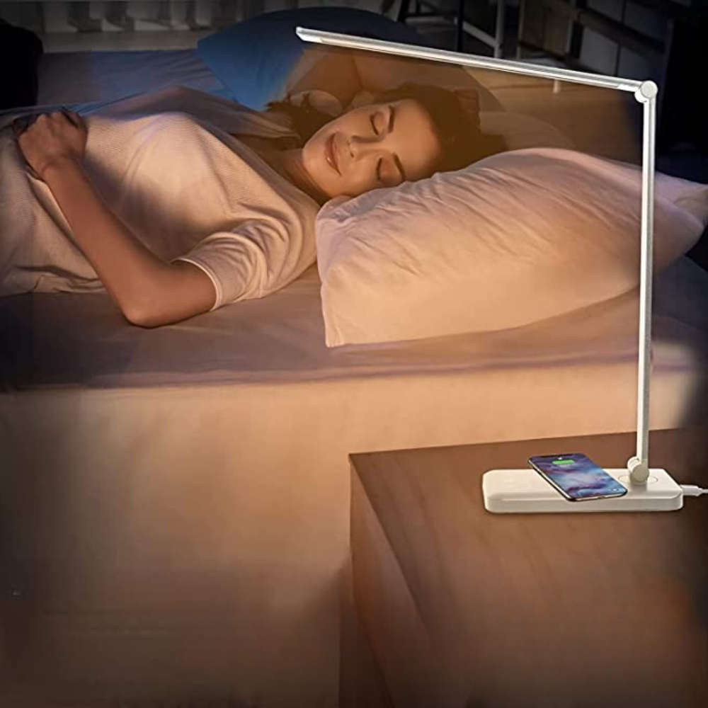 Moderne, verstellbare LED-Schreibtischlampe mit USB-Ladeanschluss für effizientes Arbeiten im Büro oder Home Office.