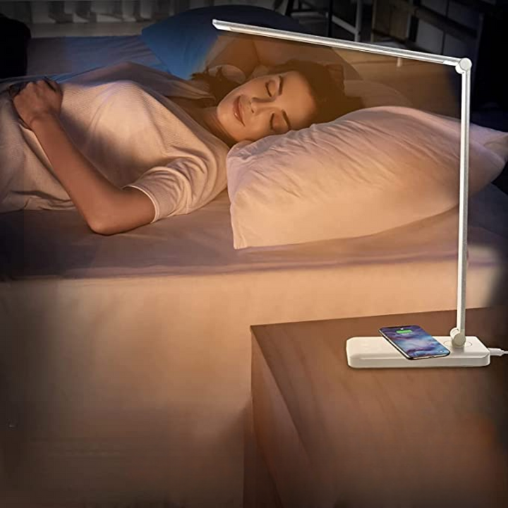 Moderne, verstellbare LED-Schreibtischlampe mit USB-Ladeanschluss für effizientes Arbeiten im Büro oder Home Office.