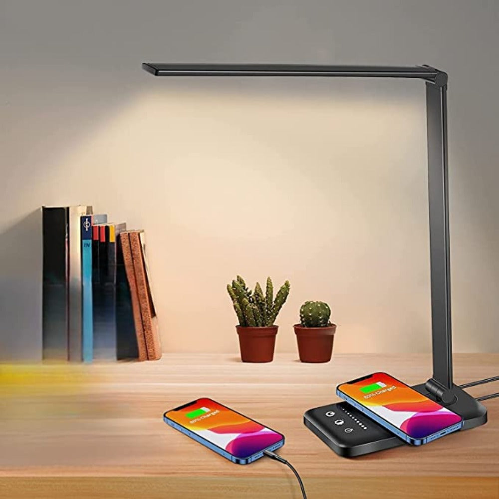 Flexibel einstellbare LED-Tischlampe mit augenschonendem Licht, perfekt als Leselampe am modernen Arbeitsplatz.