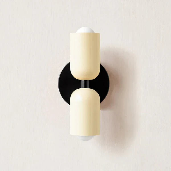 Moderne, verstellbare LED-Wandlampe für flexibles Licht im Wohnzimmer; energieeffiziente Innenbeleuchtung.