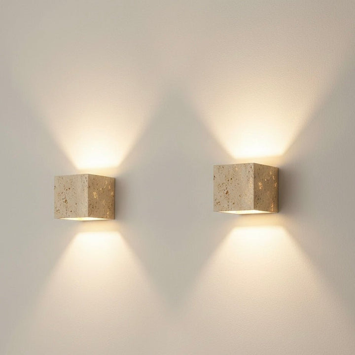 Dekorative VERTIXA Gartenlampe an einer Wand im Grünen, moderne Beleuchtung für Ihren Außenbereich.